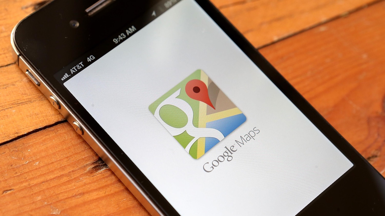 L'application Google Maps s'affiche sur un téléphone intelligent posé sur une table.