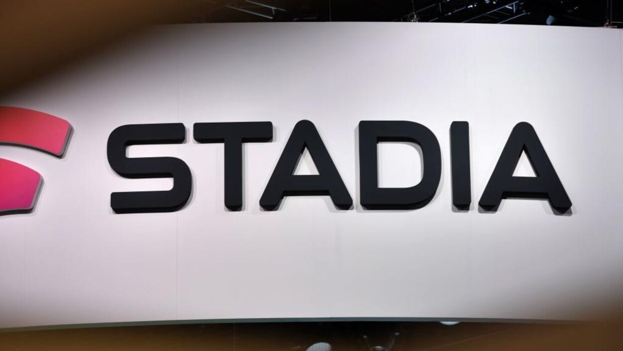 Logo de Stadia, qui est écrit en noir sur un fond blanc