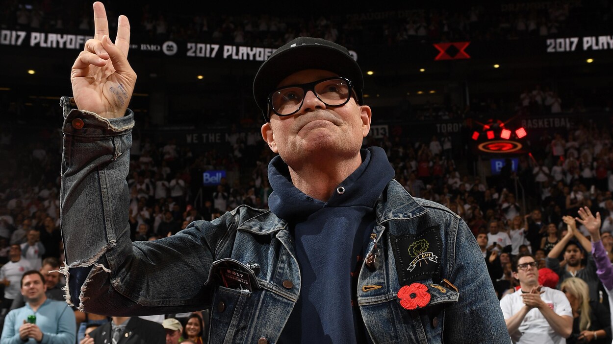 Gord Downie fait un signe de paix à ses admirateurs