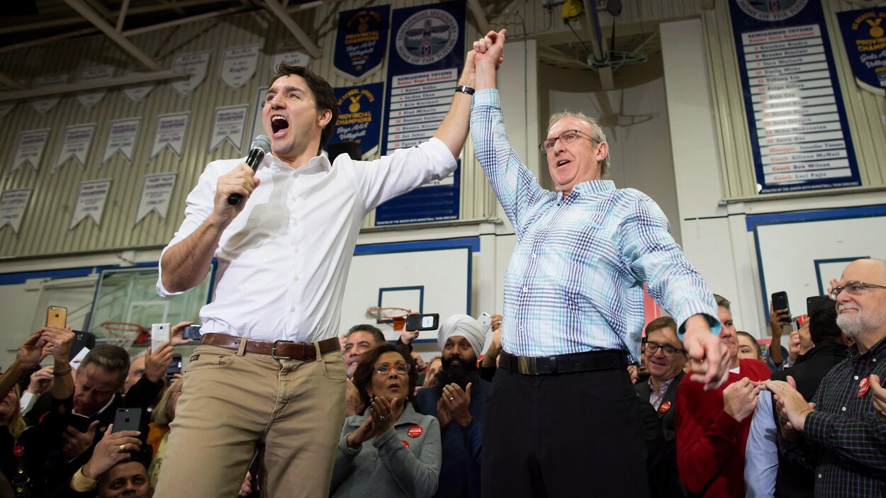 Justin Trudeau et Gordie Hogg entourés de partisans libéraux. Justin Trudeau et Gordie Hogg entourés de partisans libéraux.
