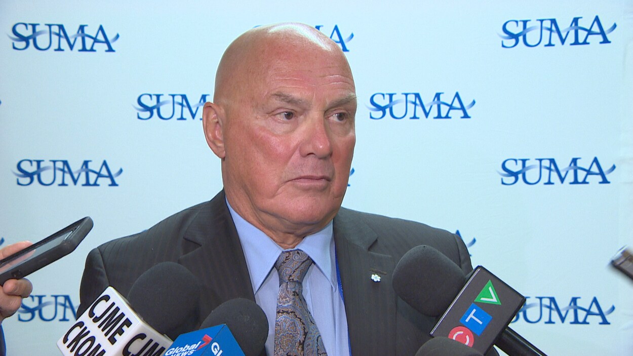 Gordon Barnhart, président de l'Association des municipalités urbaines de la Saskatchewan, s'adresse aux membres des médias. Gordon Barnhart, président de l'Association des municipalités urbaines de la Saskatchewan, s'adresse aux membres des médias.
