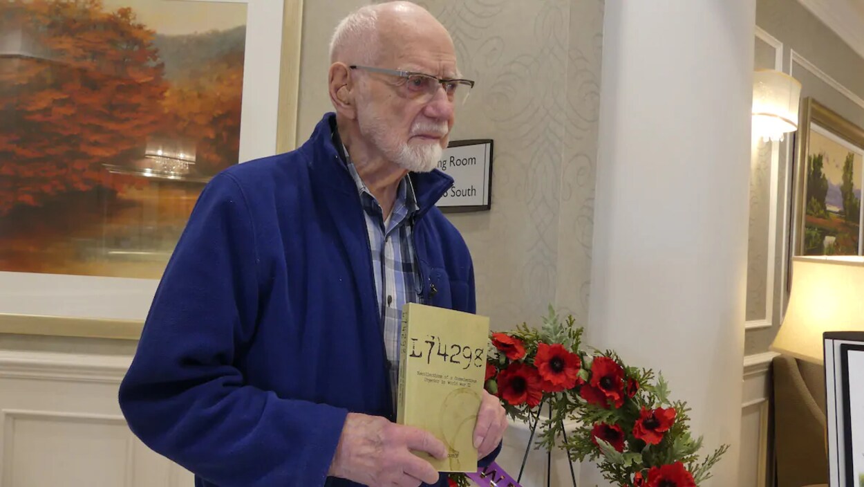 Gordon Toombs, le livre qu'il a écrit entre les mains.