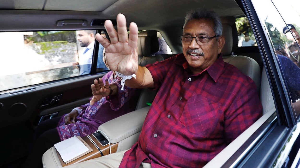 Gotabaya Rajapaksa salue les gens dans une voiture.