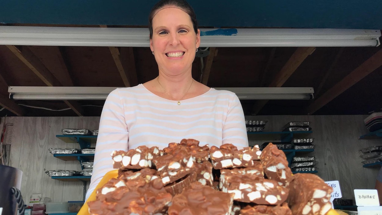 Une femme avec des carrés au chocolat en avant-plan.