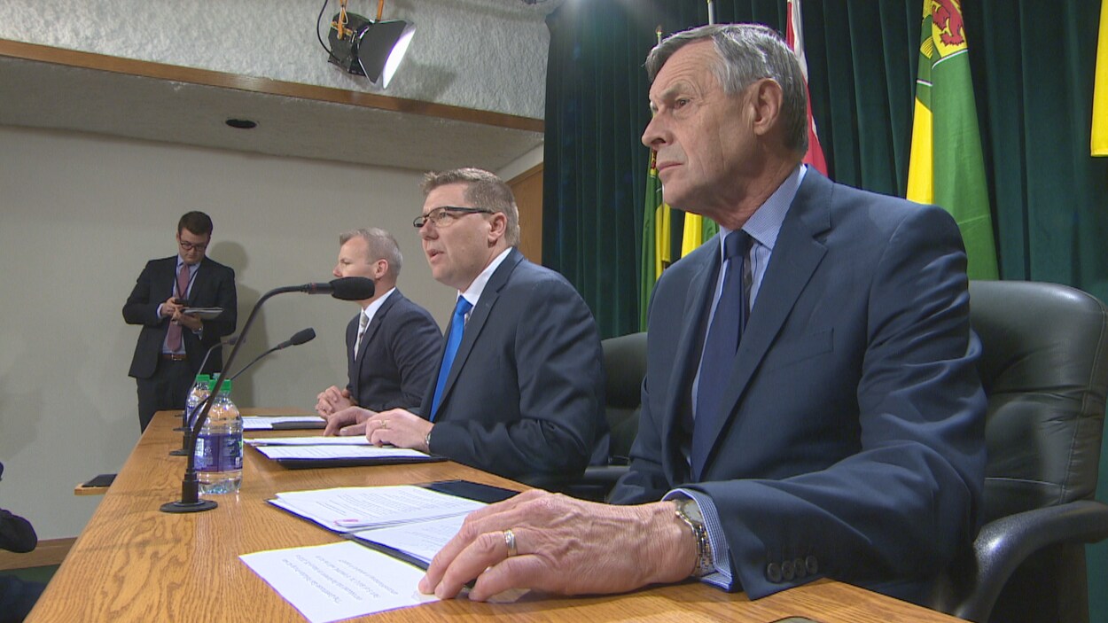 De gauche à droite : le ministre de l'Environnement Dustin Duncan, le premier ministre Scott Moe et le ministre de la Justice Don Morgan