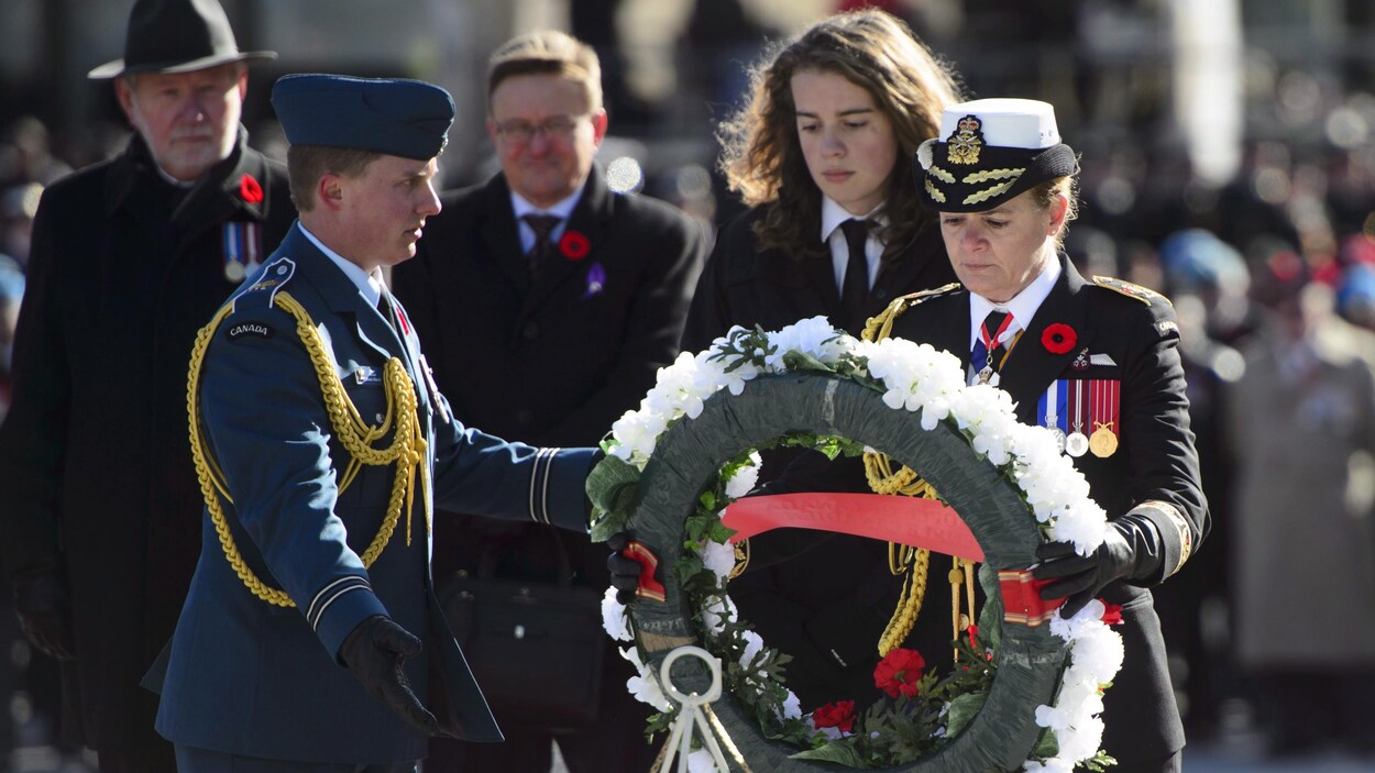 La gouverneure générale du Canada, Julie Payette, a déposé une couronne de fleurs en compagnie de son fils Laurier Payette-Flynn au Monument commémoratif de guerre du Canada, à Ottawa, le 11 novembre 2018, à l'occasion du centenaire de l'Armistice.
