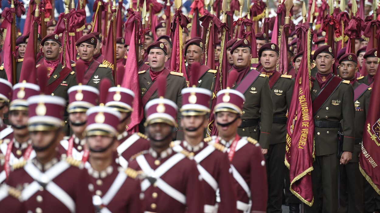 Des militaires vénézuéliens en uniformes officiels lors d'une parade,