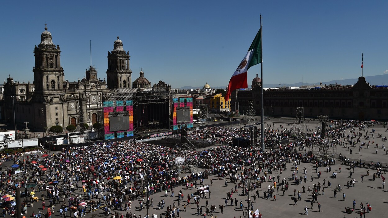 Une foule massée devant le Congrès mexicain, à Mexico.