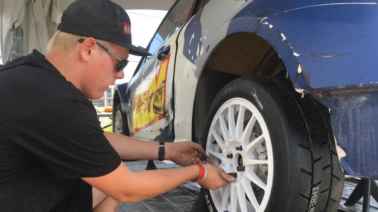 Les pneus sont installés sur la voiture du pilote français Cyril Raymond à la veille des premières courses de la série RX2. Les pneus sont installés sur la voiture du pilote français Cyril Raymond à la veille des premières courses de la série RX2.
