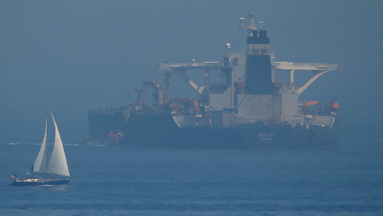 Un pétrolier arrêté au large.