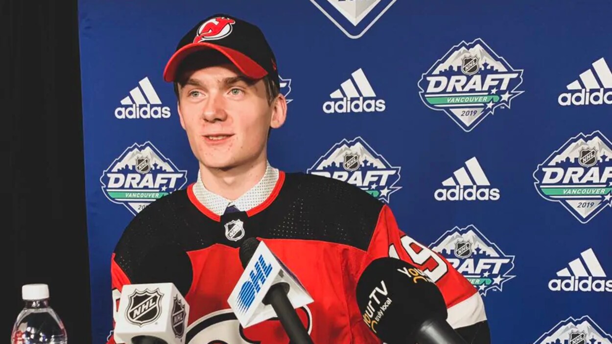 L'attaquant Graeme Clarke des 67 d'Ottawa pendant une conférence de presse suivant son repêchage.