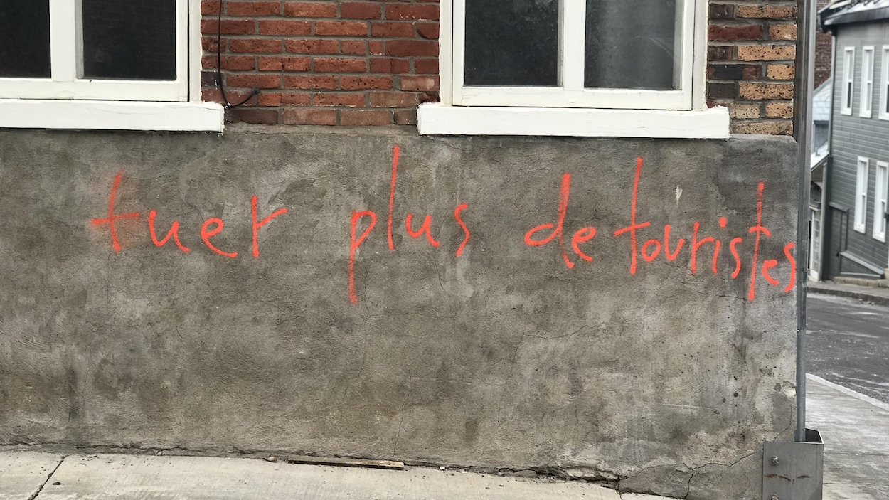 Un graffiti haineux sur un bâtiment du quartier Saint-Jean-Baptiste à Québec