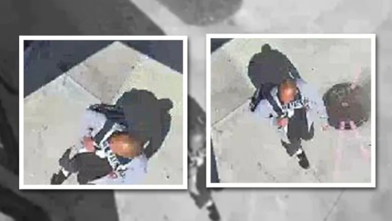 Photo prise du dessus, d'un homme au crâne rasé ou chauve qui marche dans la rue en plein jour.