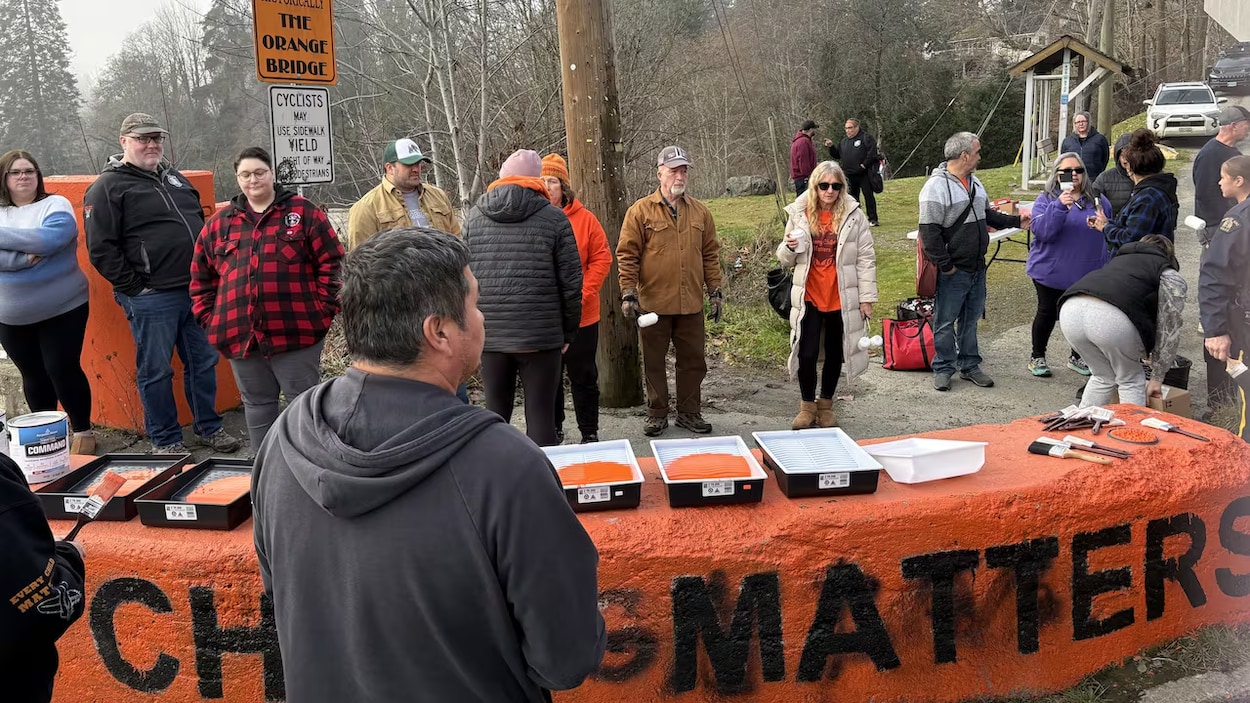 Des graffitis haineux peints sur un pont de Port Alberni