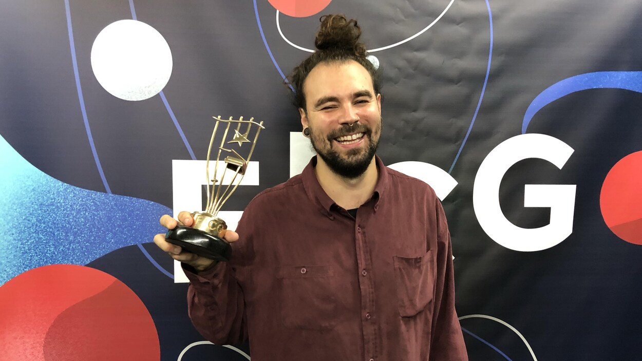Philippe Gagné tient le trophée du gagnant du Festival international de la chanson de Granby.
