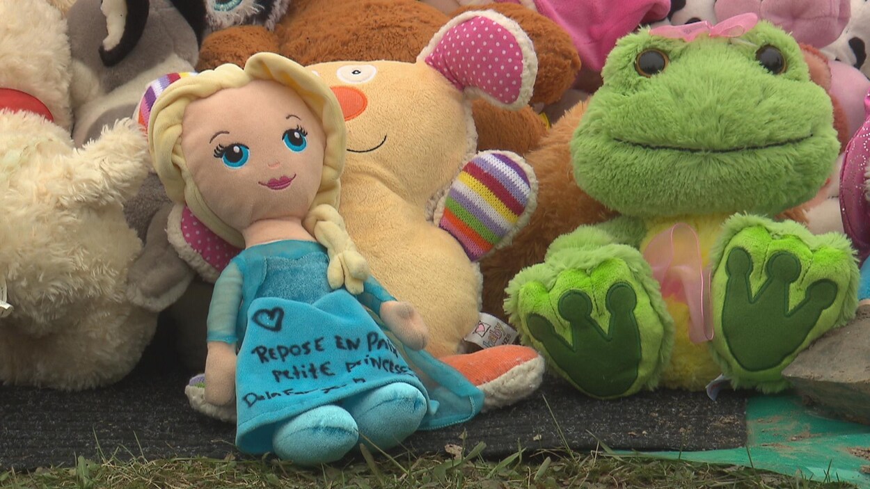 Des peluches, des fleurs et des messages d'amour ont été déposés devant la maison où a été découverte la fillette de Granby. « Repose en paix petite princesse », peut-on lire sur l'une des poupées.