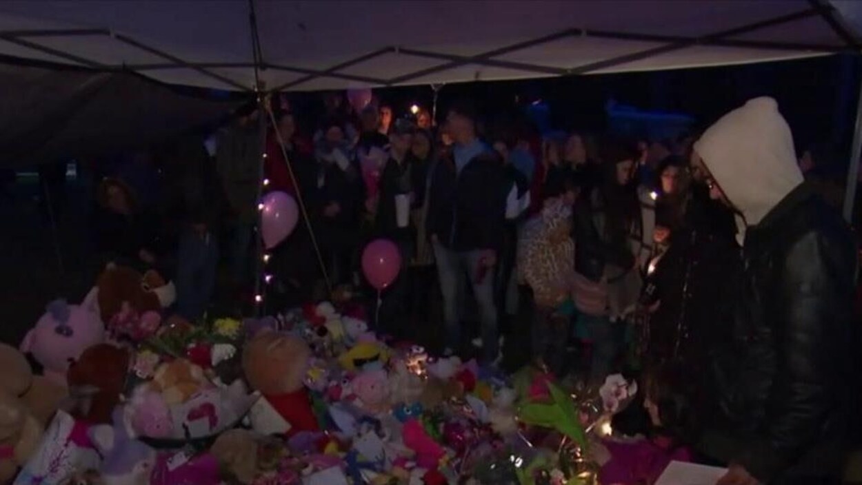 Des centaines de personnes ont rendu hommage à la fillette de Granby.
