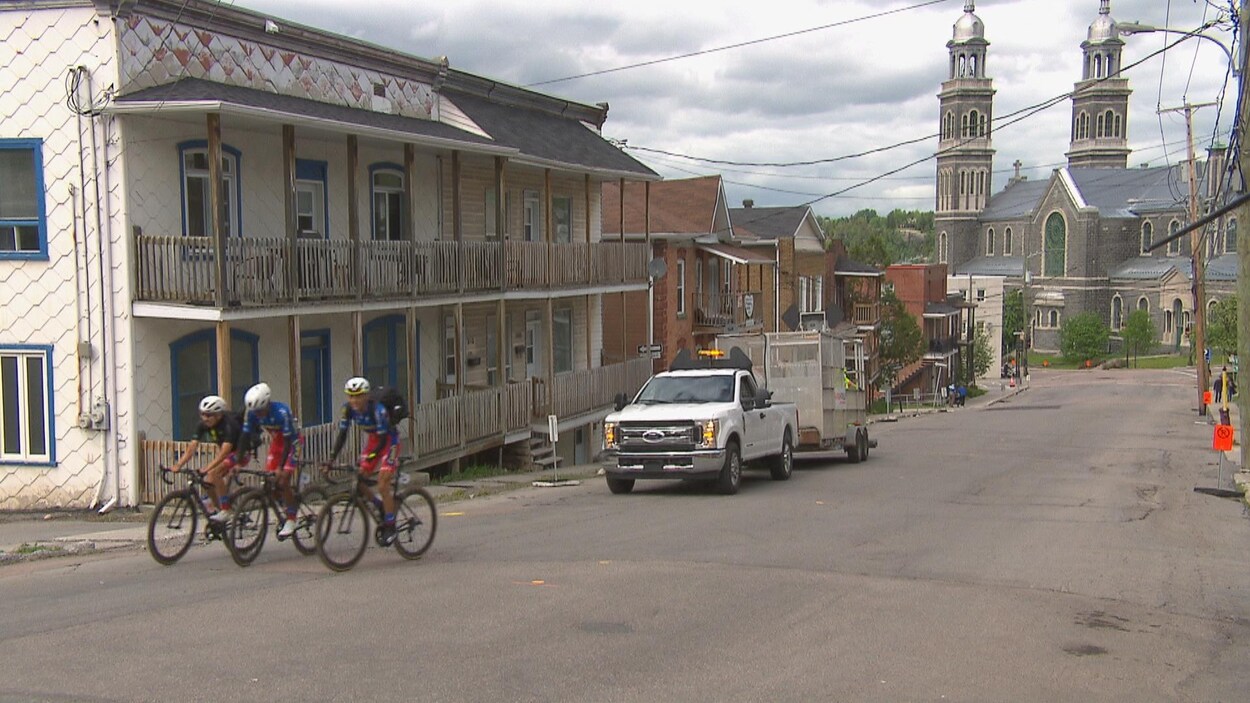 Des cyclistes se déplacent dans une rue de Chicoutimi.