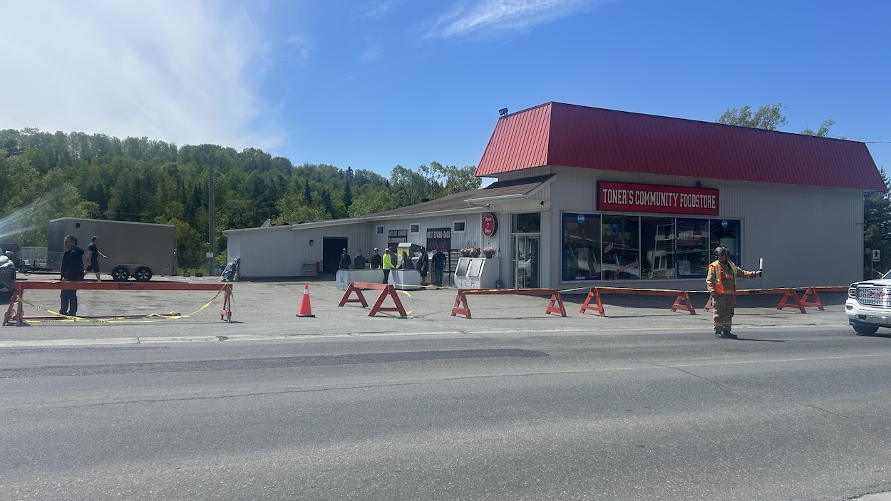 Un magasin abîmé lors d’un glissement de terrain à Grand-Sault, au Nouveau-Brunswick