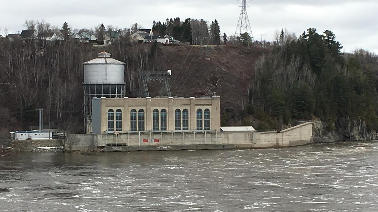 Une centrale électrique sur le bord de l'eau Une centrale électrique sur le bord de l'eau