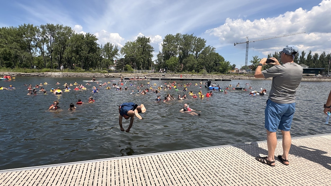 Grand Splash : des dizaines de baigneurs plongent dans le canal de Lachine