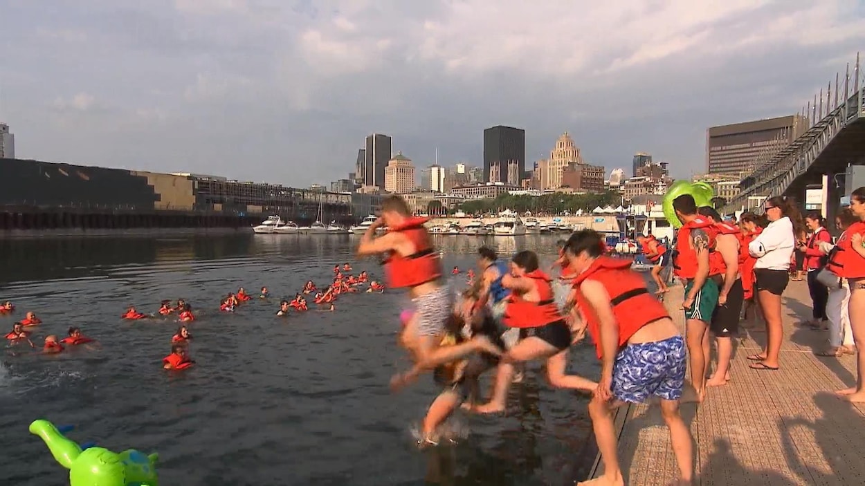 Des gens sautent à l'eau.
