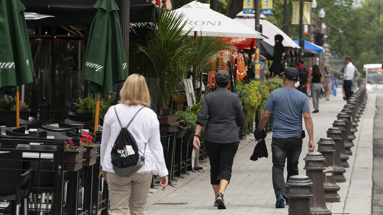 Des passants sur la Grande Allée à Québec.