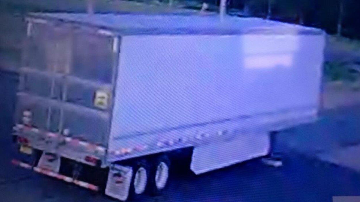 La remorque d'un camion garée sur un terrain de stationnement