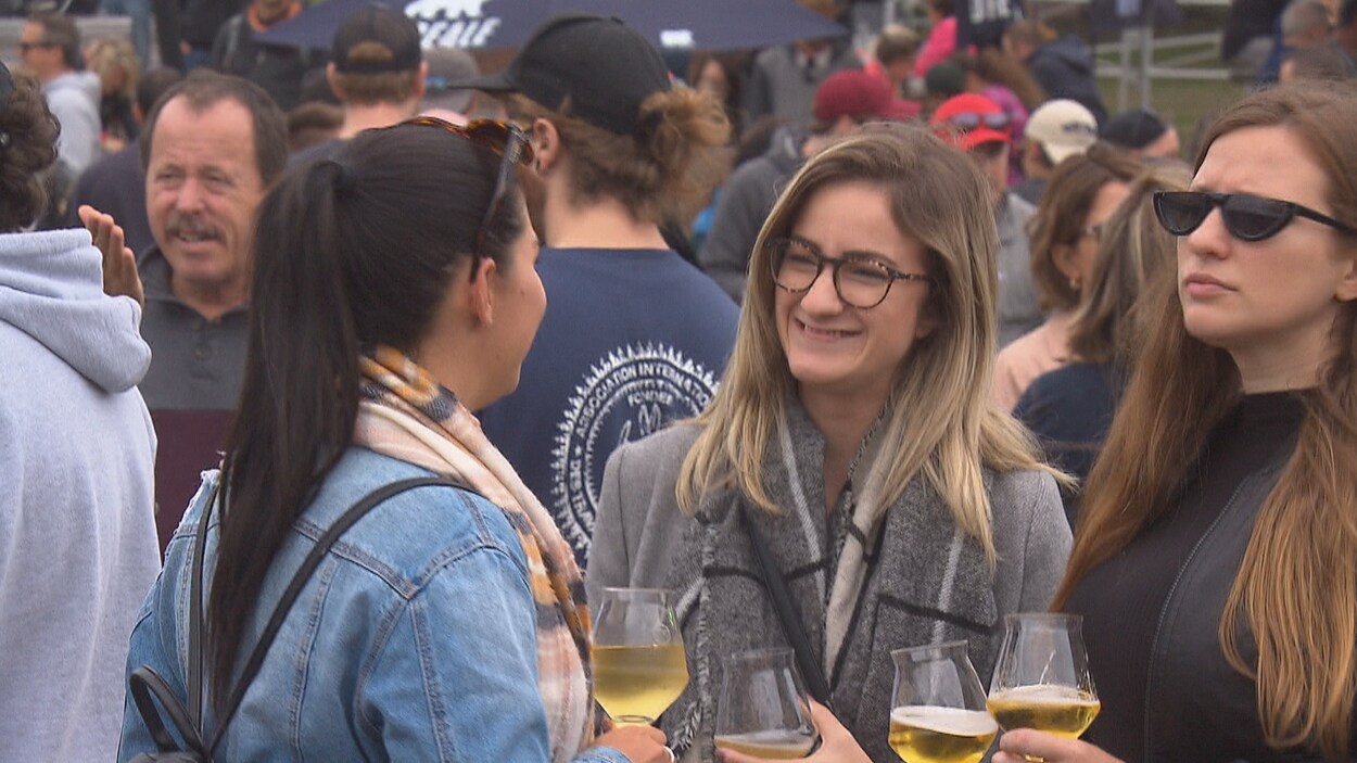 Des participantes à la Grande coulée tiennent un verre de bière à la main.