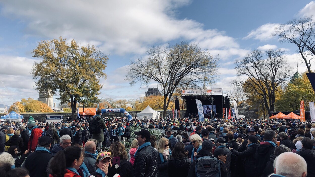 Des milliers de marcheurs attendent le départ de la Grande marche de Pierre Lavoie, samedi, sur la Colline parlementaire.