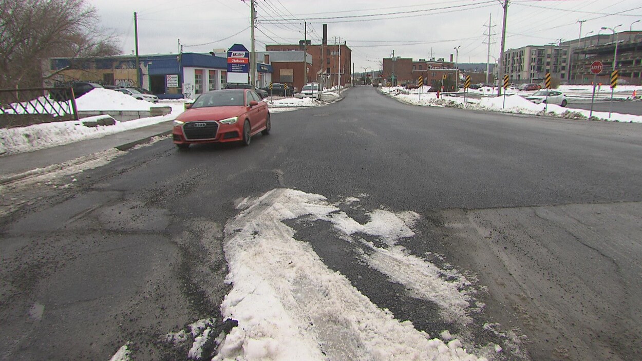 La rue des Grandes-Fourches Nord avec une voiture qui y circule.
