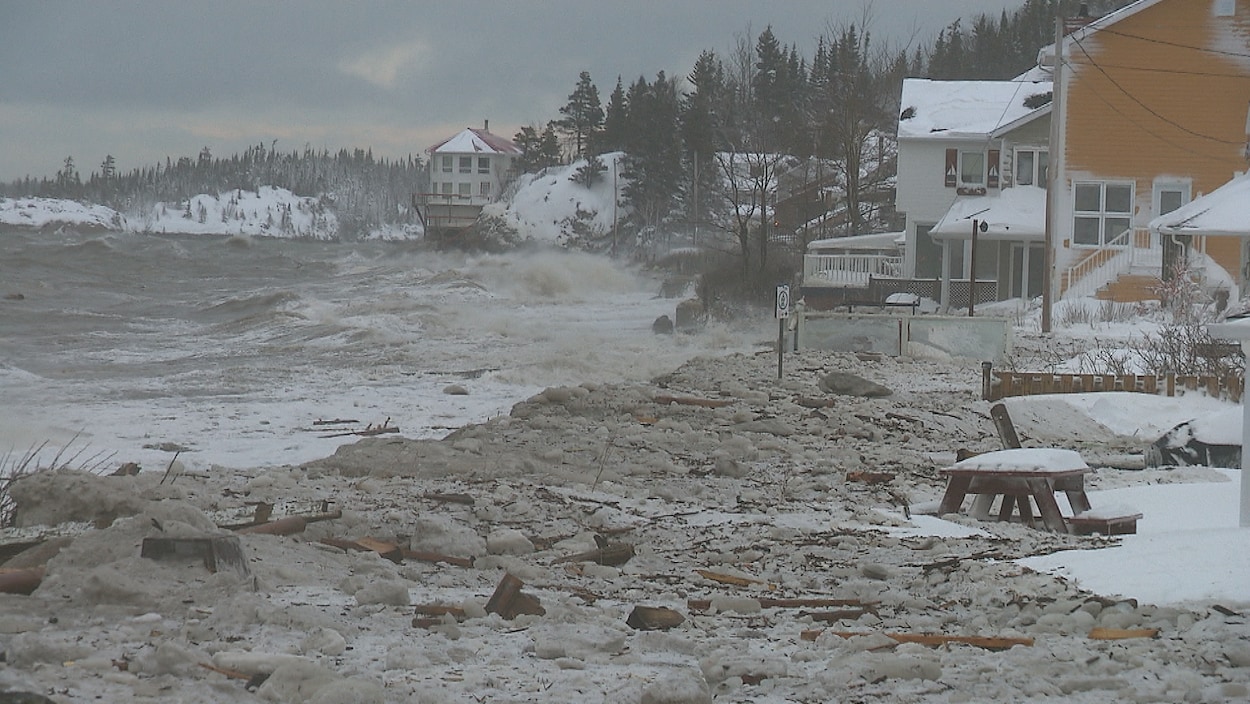 Déferlement de vagues au Rocher Blanc à Rimouski le 30 décembre 2016