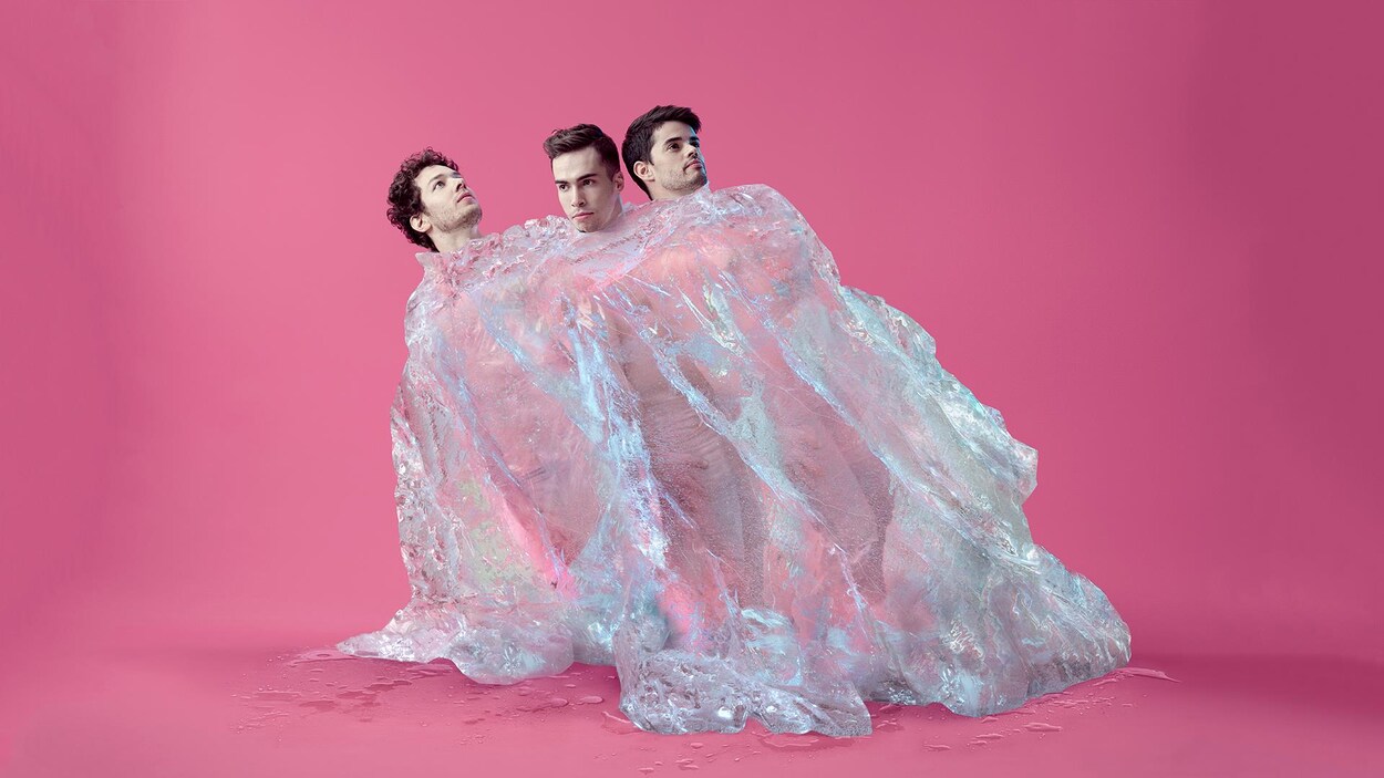 Les danseurs James Lyttle, Matthew Duff et Ruben Julliard sont enveloppés d'une matière en plastique Les danseurs James Lyttle, Matthew Duff et Ruben Julliard sont enveloppés d'une matière en plastique
