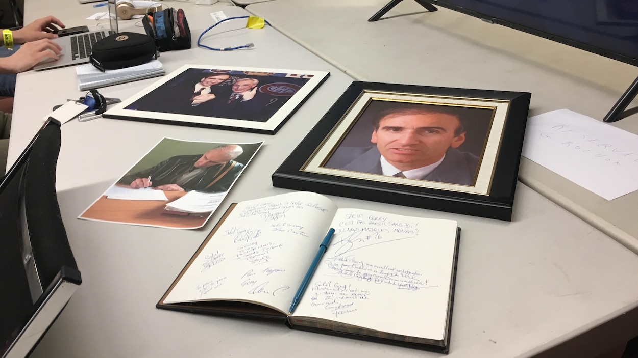 Des photos de Gerry Rochon et un cahier de notes signé par plusieurs personnes