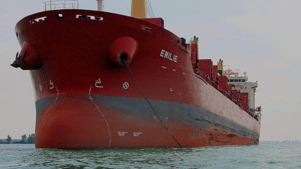 Un cargo nommé Émilie vogue sur l'eau de l'un des Grands Lacs.