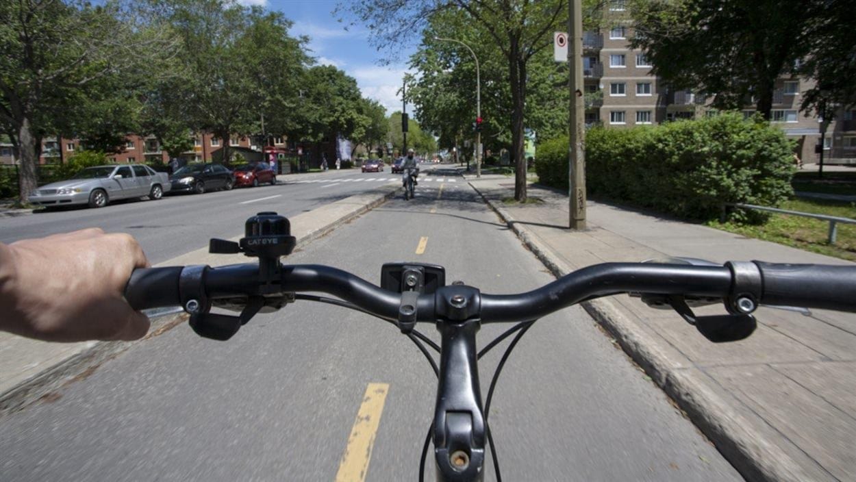 Un vélo sur une piste cyclable de Montréal Un vélo sur une piste cyclable de Montréal