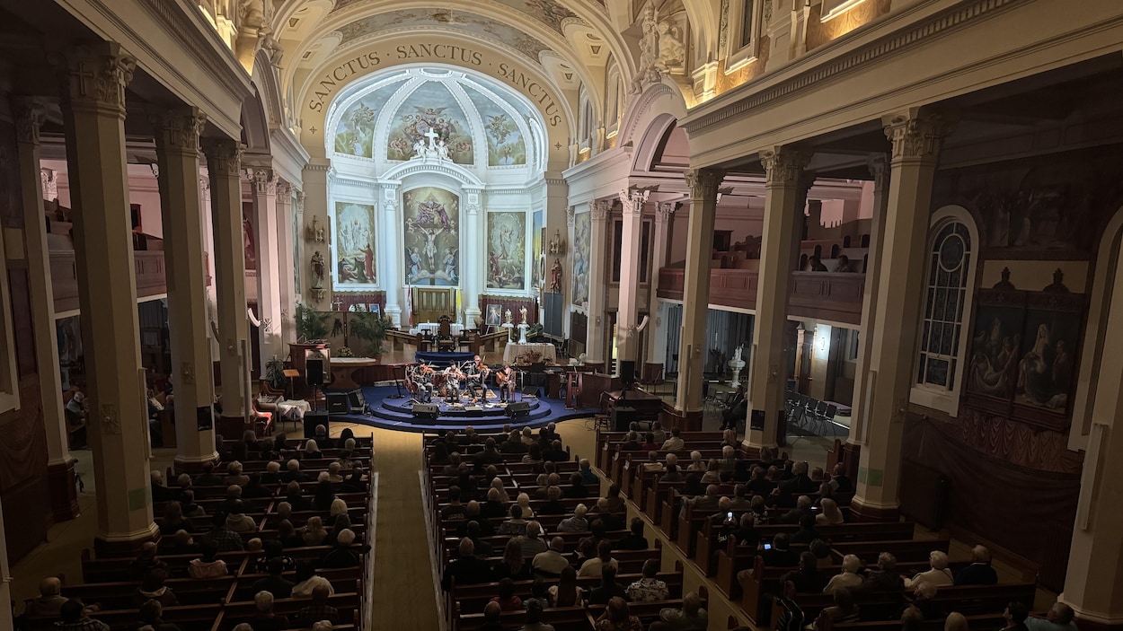 Près de 200 personnes réunies en musique à Gravelbourg pour préserver la cocathédrale