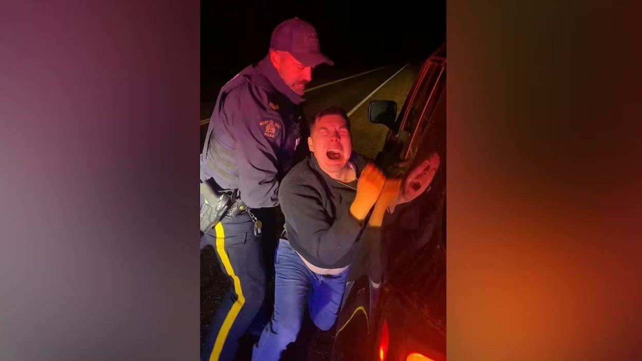 Un musicien autochtone dénonce la violence de son arrestation par la GRC