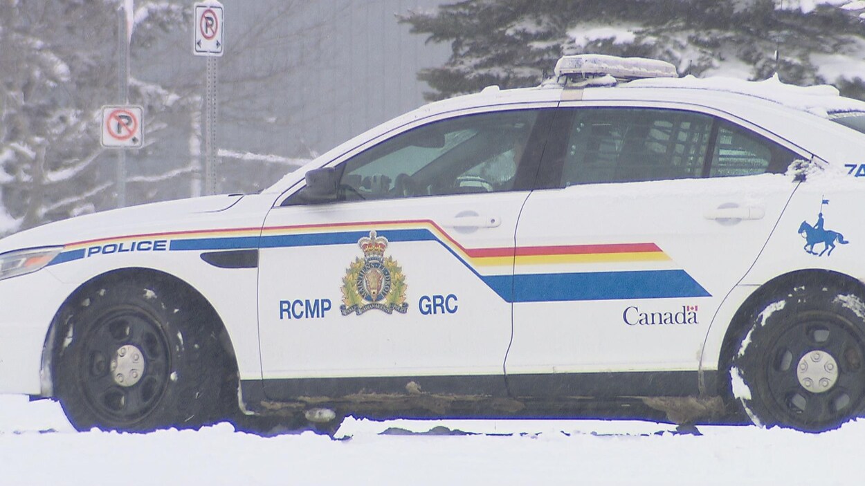Une voiture de patrouille de la GRC sur un tapis de neige.