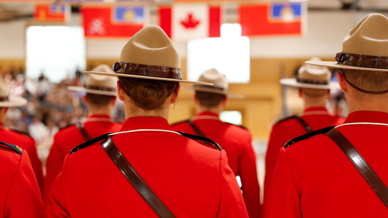 Des cadets de la Gendarmerie royale du Canada en uniforme.