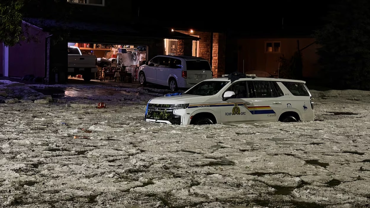 Une tempête de grêle s’abat sur Swift Current, créant des inondations