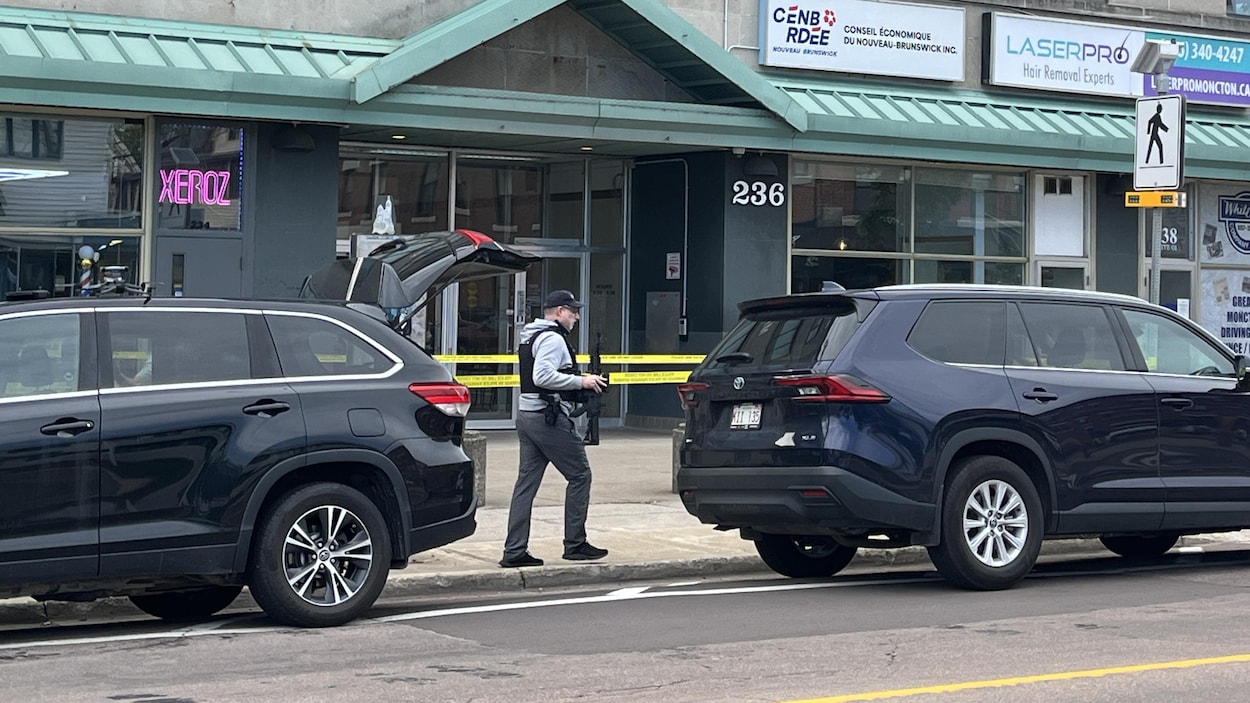 Échange de coups de feu et opération policière importante au centre-ville de Moncton