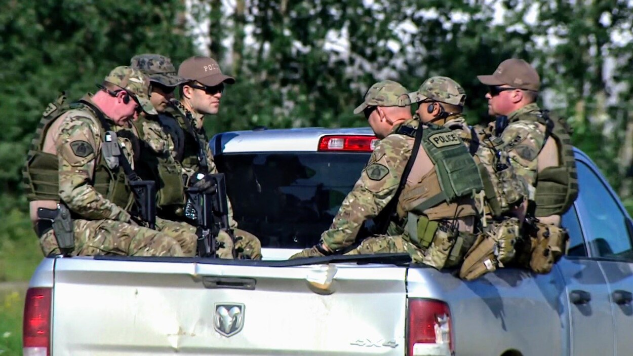 Des agents de la GRC dans un camion lors d'une patrouille.