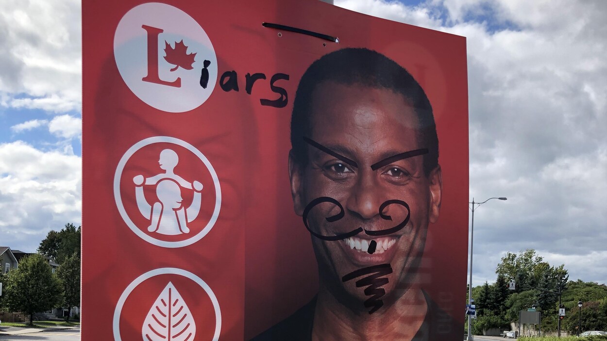 Une pancarte de Greg Fergus sur laquelle des vandales ont barbouillé au marqueur noir.