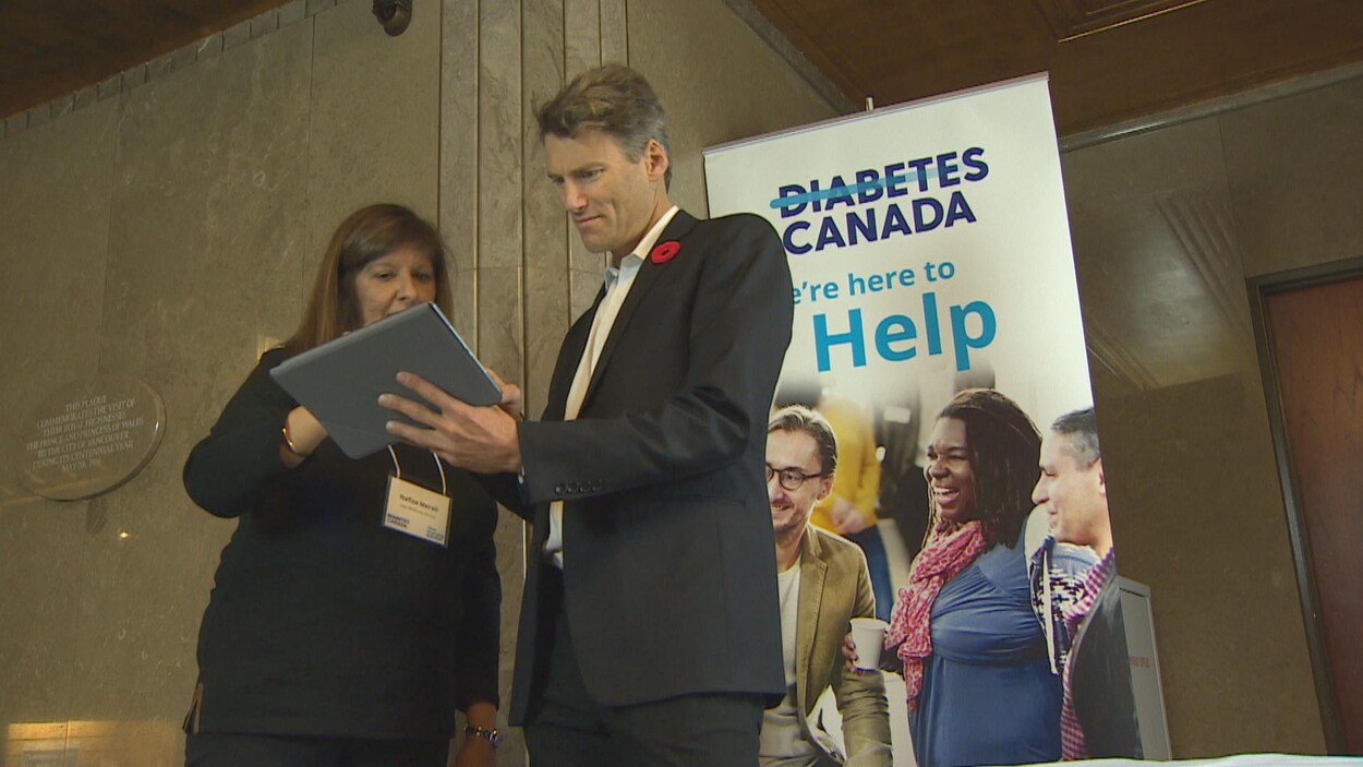 Le maire de Vancouver Gregor Robertson remplit un test d'évaluation de risque de diabète. Le maire de Vancouver Gregor Robertson remplit un test d'évaluation de risque de diabète.