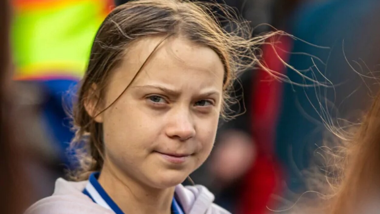 Greta Thunberg à travers la foule floue autour d'elle.