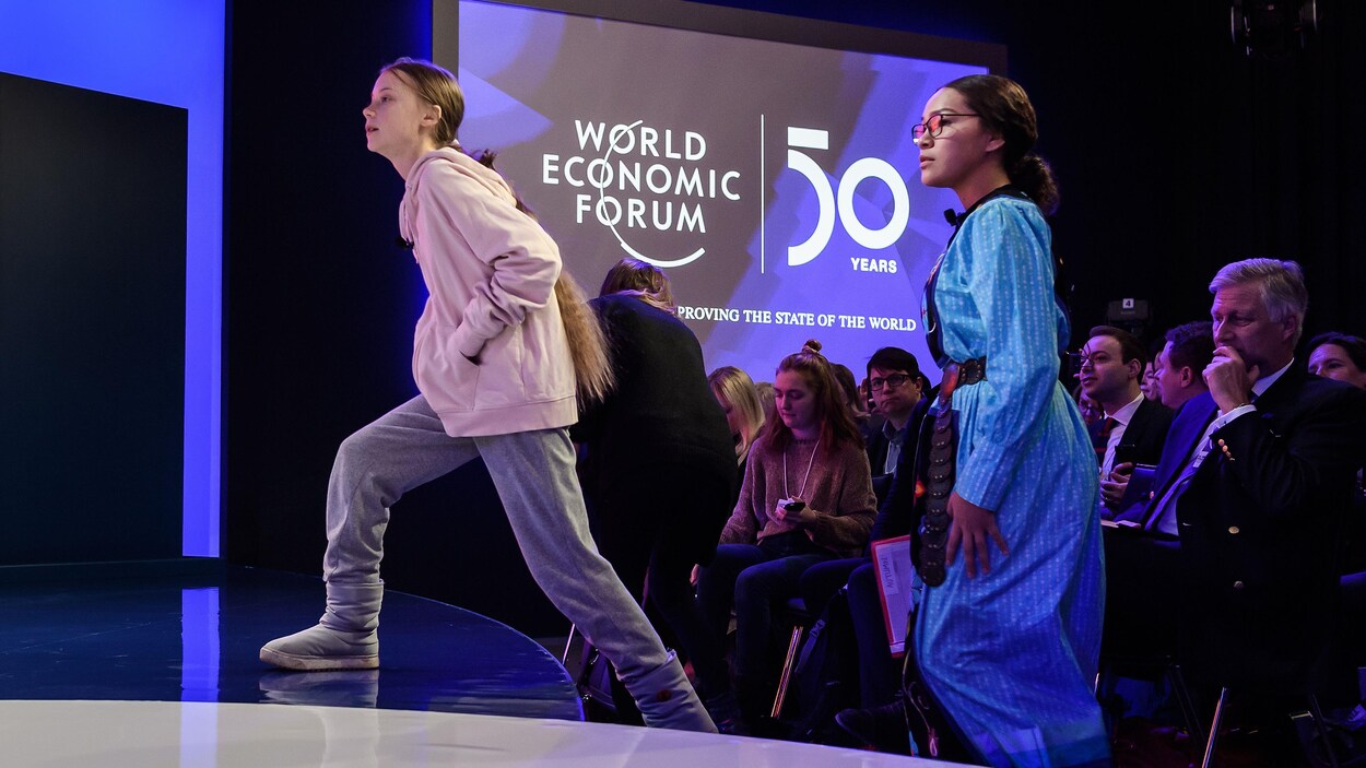 Greta Thunberg et Autumn Peltier montent sur une scène.