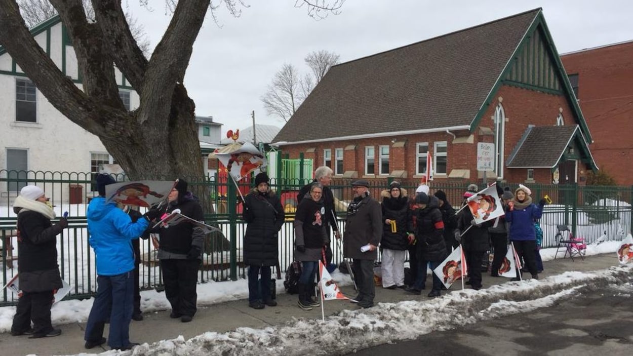 Des travailleurs manifestent devant un CPE, à Drummondville. Des travailleurs manifestent devant un CPE, à Drummondville.