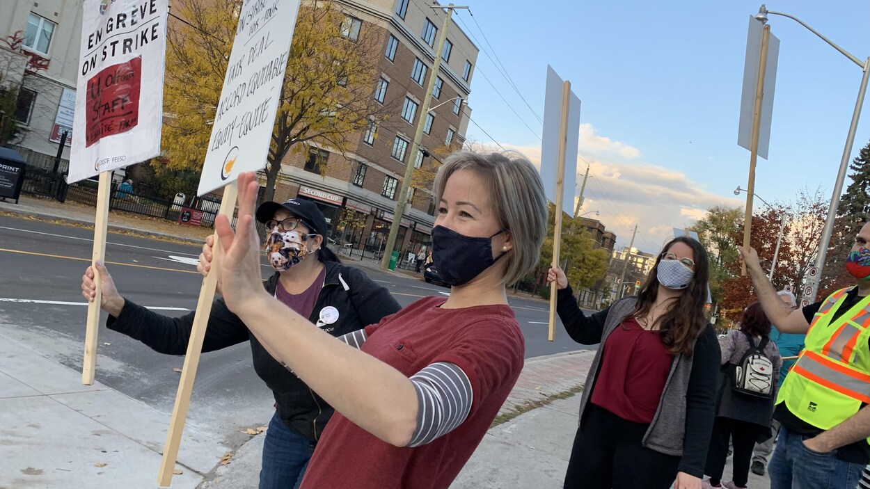 Des employés de soutien de l'Université d'Ottawa font la grève dans les rues d'Ottawa.