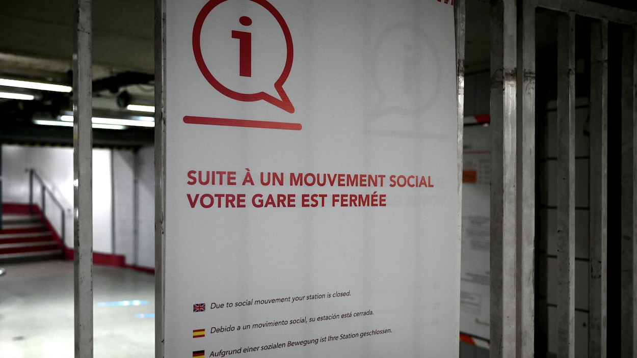 Une affiche indiquant "suite à un mouvement social, votre gare est fermée".